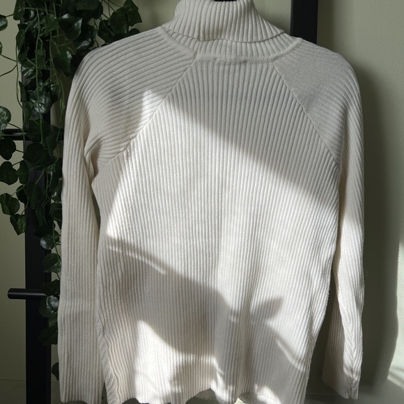 White Turtleneck Sweater (S) - Picture 5 of 6